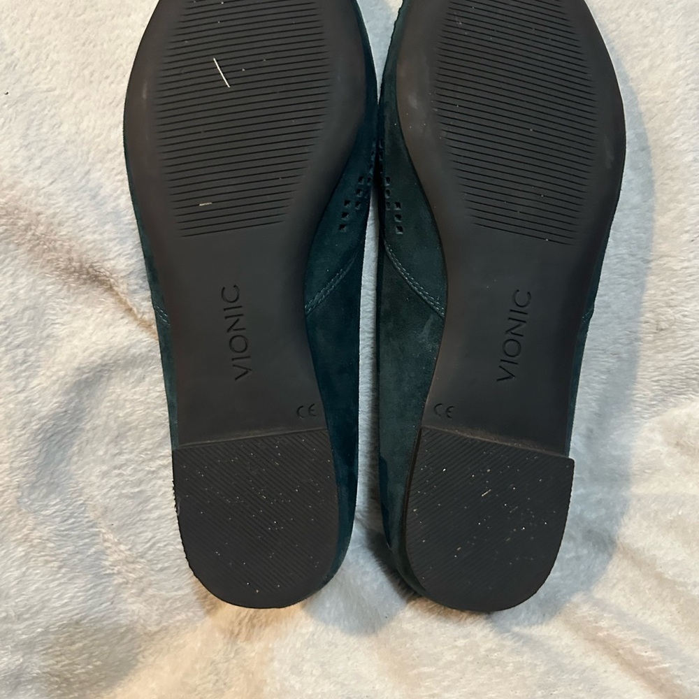 Vionic Women's Dark Green Flats (no shoe box) - Picture 8 of 9